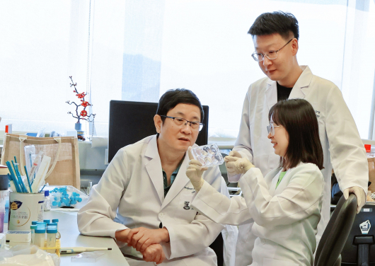 Professor Guan Xinyuan (left) and his research team developed the ‘Cancer Immunology Data Engine’, which is publicly accessible, enabling researchers worldwide to explore and analyse clinical trial data in depth, thereby accelerating advances in cancer immunotherapy research.
 